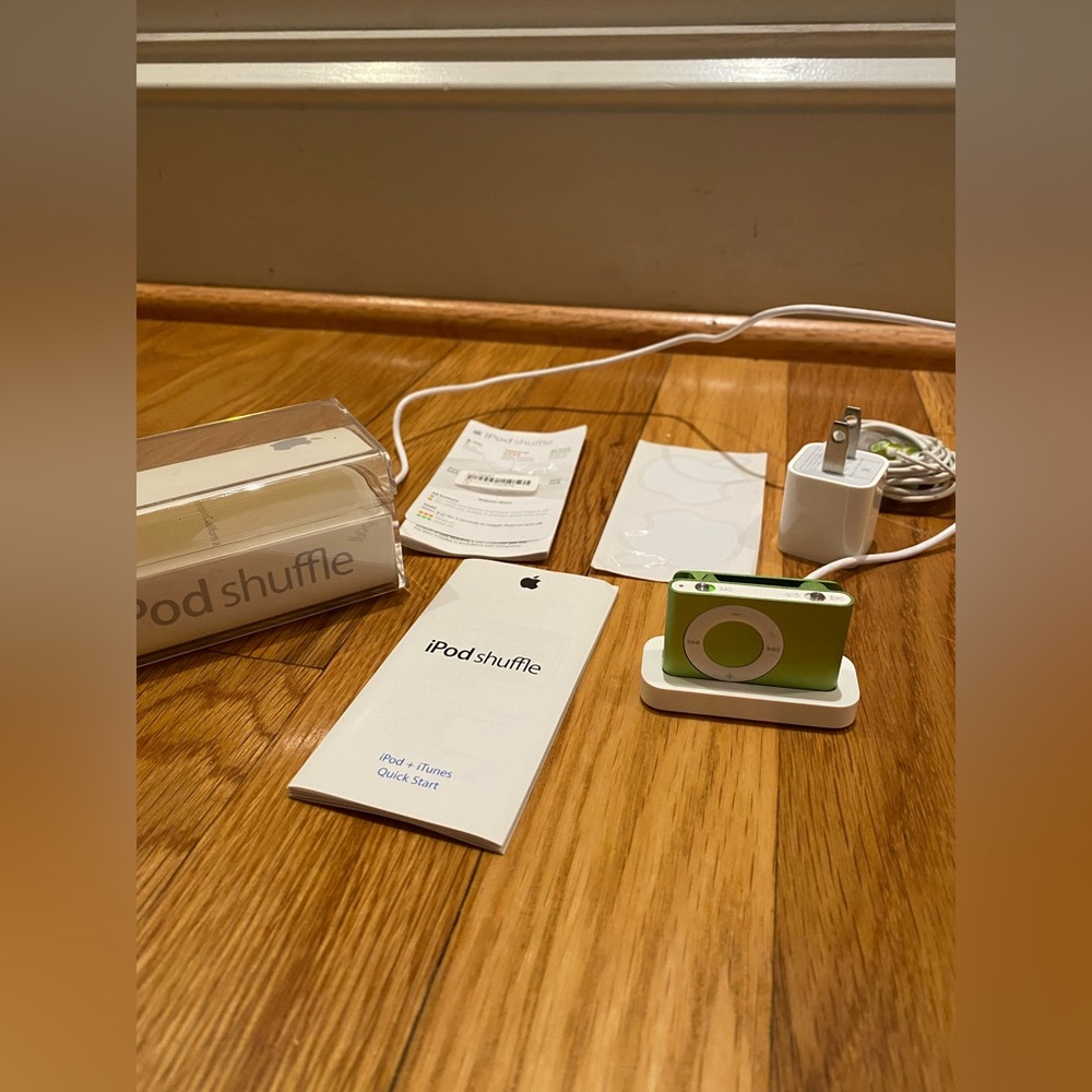 Apple Ipod Shuffle 2nd Generation New Condition with Box and All Accesories Gree